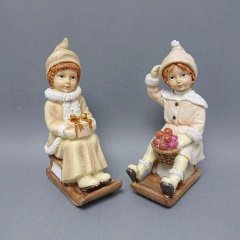 Holka, kluk na sáňkách retro Polystonové a keramické figurky - andělé, kominík, děti, důchodci, houby