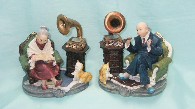 Důchodci s gramofonem - Polystonové a keramické figurky