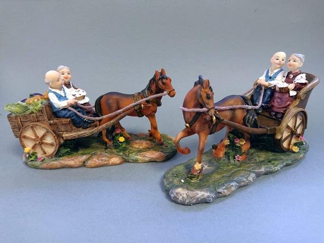 Důchodci s koněm - Polystonové a keramické figurky