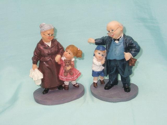 Důchodci s vnoučky větší - Polystonové a keramické figurky