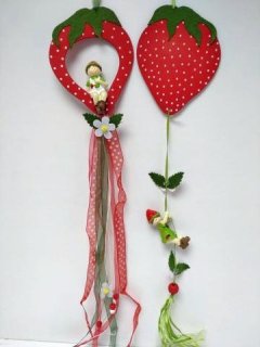 Závěs jahoda 2 druhy Bytové doplňky a nábytek - Jarní dekorace z přírodních materiálů, velikonoční tradiční figurky a zvířátka, kuřátka, velikonoční zajíček, beránek, jarní umělé květiny