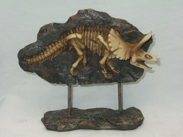 Kostra dinosaurus s podstavcem - Polystonové a keramické figurky