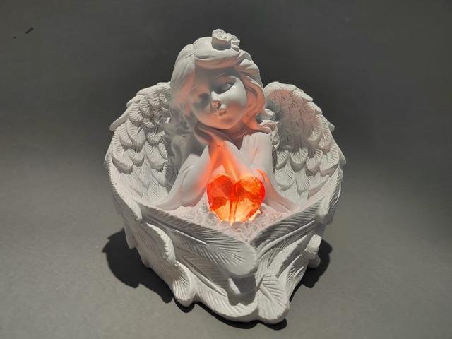 Anděl se svítícím srdcem sedící - Polystonové a keramické figurky