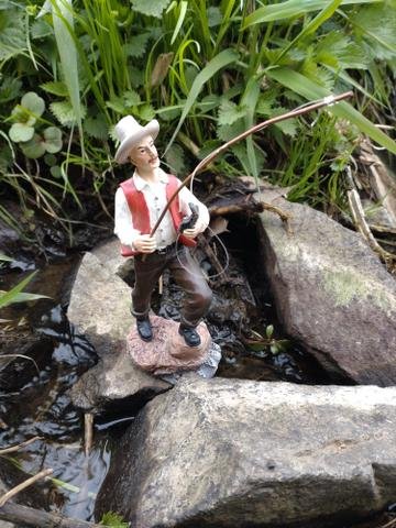 Rybář stojící malý - Polystonové a keramické figurky