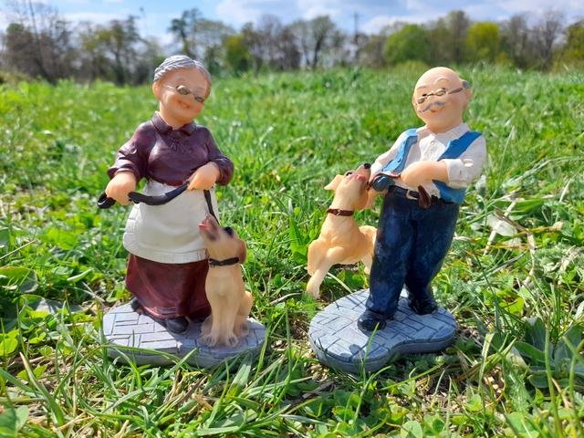 Důchodci se psem - Polystonové a keramické figurky