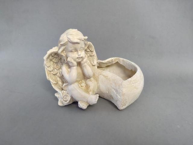 Anděl sedící se srdcem menší - Polystonové a keramické figurky