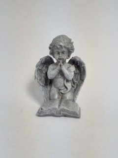Anděl s knihou šedý Polystonové a keramické figurky