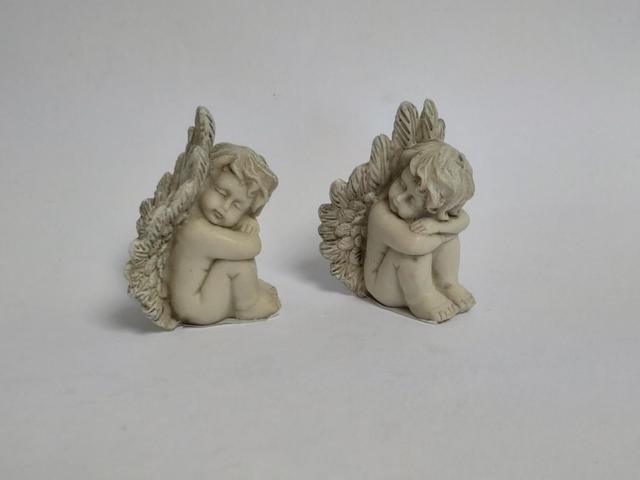 Anděl sedící šedý menší - Polystonové a keramické figurky