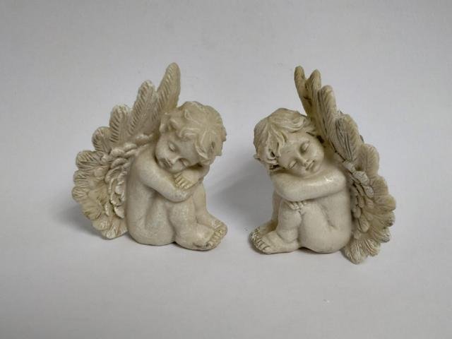 Anděl sedící šedý větší - Polystonové a keramické figurky