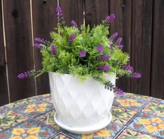 Květináč bílý kosočtverce umělé květiny - dekorace, hrnky, vázy, tašky