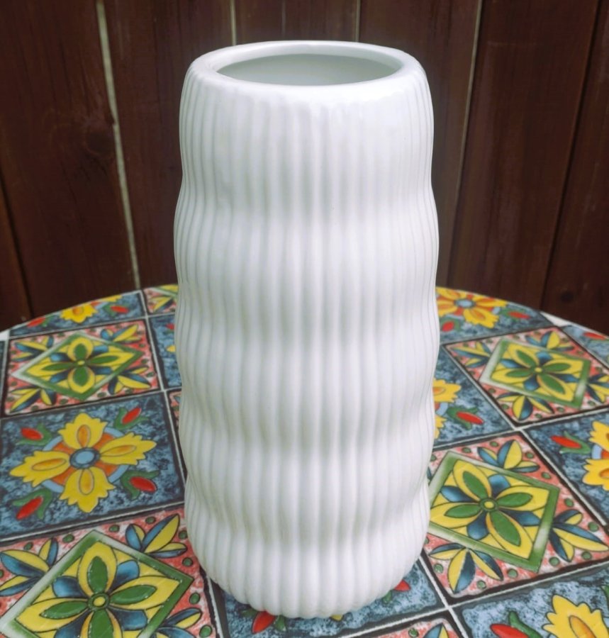 Váza bílá s proužky větší - Dekorační vázy