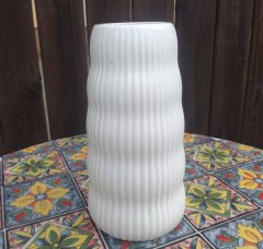 Váza bílá s proužky menší Dekorační vázy