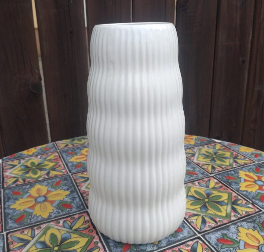 Váza bílá s proužky menší - Dekorační vázy