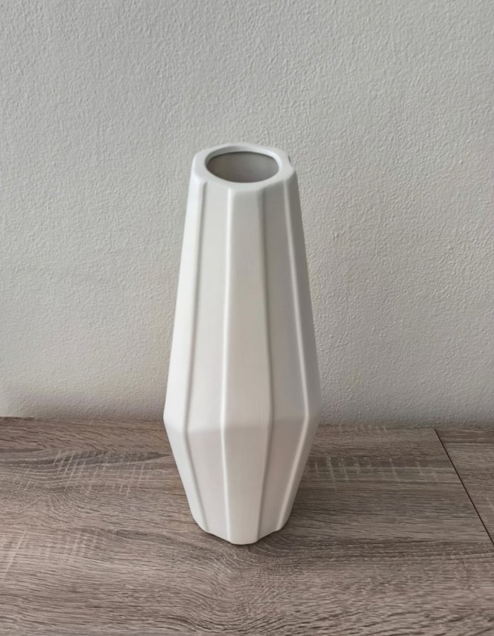 Váza bílá zkosená menší - Dekorační vázy