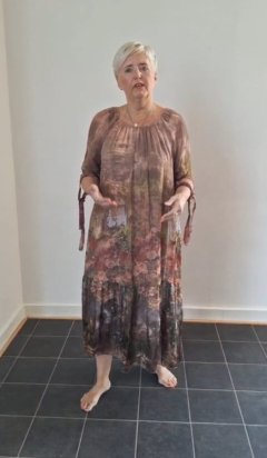 Dámské šaty letní - Šaty s příběhem pudrovohnědé Šaty s příběhem pudrovohnědé