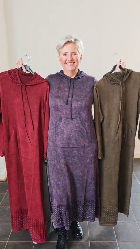 Šaty s kapucí - Dámské šaty